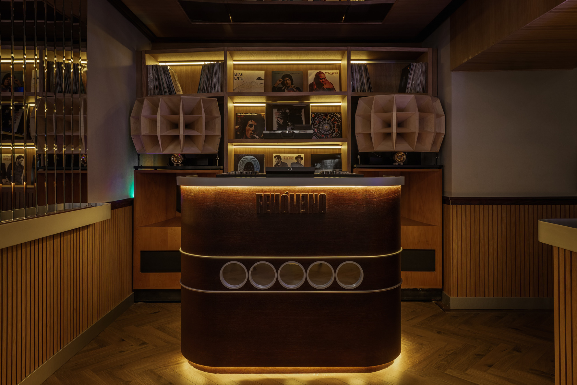 Fenómeno abre en Madrid: Un bar HI-FI donde la música manda